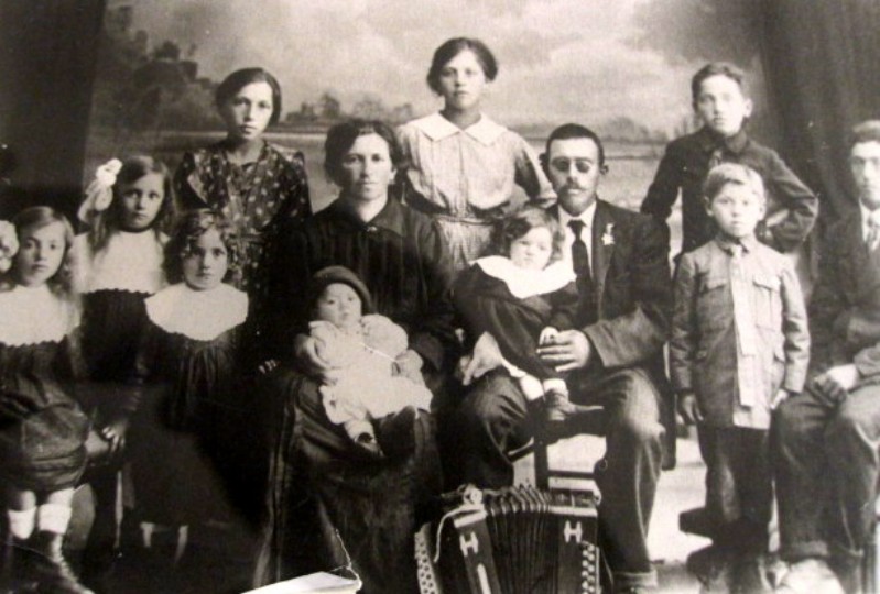 18-Famiglia Gregorio Centeleghe (Gorio dei Bini) a Roncoi nell'anno 1921.JPG