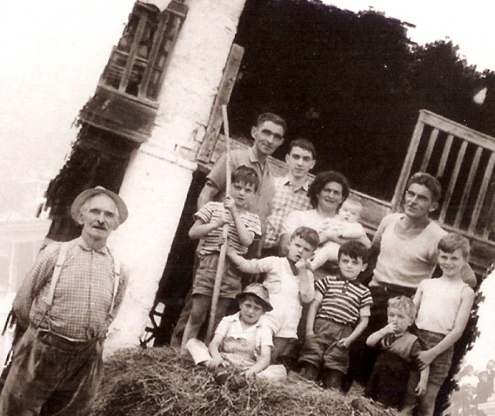 20-Famiglia Cassol(Mattiet) al completo con Paulo, Gino con moglie e figli.i Roncoi anni 60.jpg