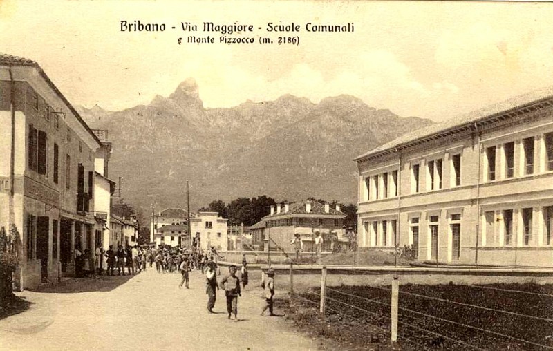 11) Bribano - Via Maggiore - Scuole Comunali e Monte Pizzocco..jpg