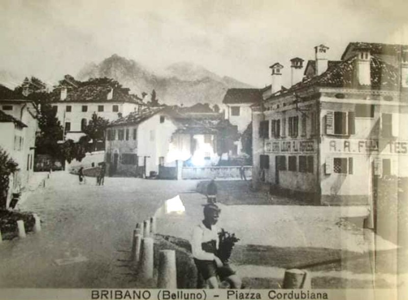 14) Bribano (Belluno) Piazza Cordubiana..jpg