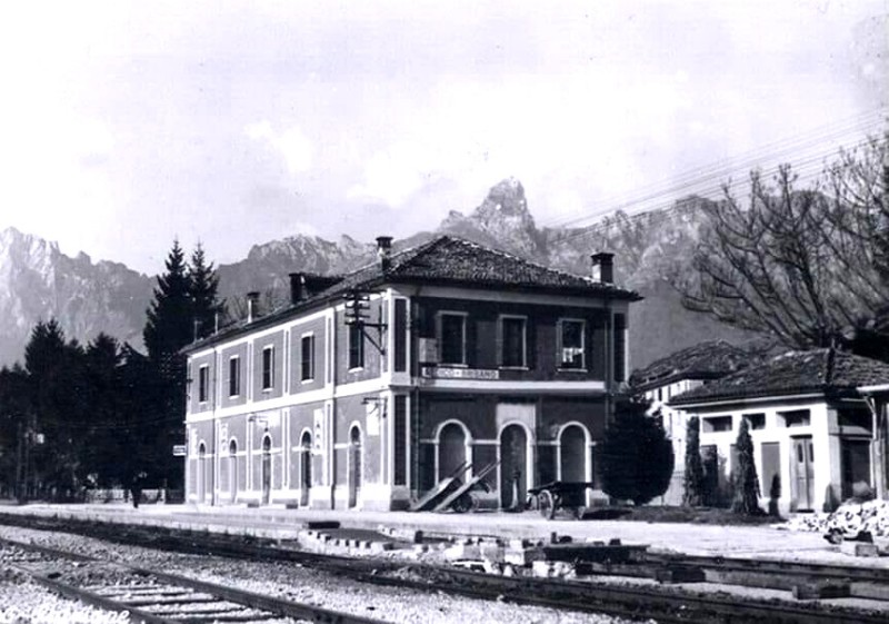 15a) Stazione di Bribano anni 50 - La stazione di Sedico-Bribano fu aperta il 10 novembre 1886, assieme al tronco Cornuda-Belluno, prolungamento della strada ferrata che univa Treviso a Feltre..jpg