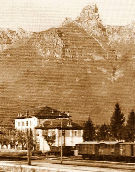 15f) Stazione Sedico-Bribano anno 1925 con lo sfondo del monte Pizzocco.jpg