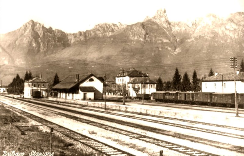 15t) Stazione di Bribano -  i primi binari sono Feltre Belluno la linea Bribano Agordo è l'ultima dove ci sono i vagoni la stazione dietro i vagoni..jpg