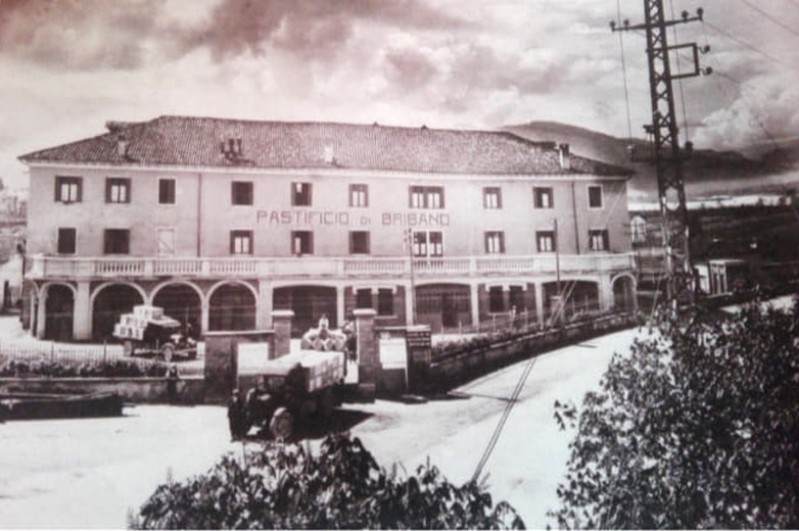 25) Camion carichi in partenza dal Pastifico di Bribano.jpg