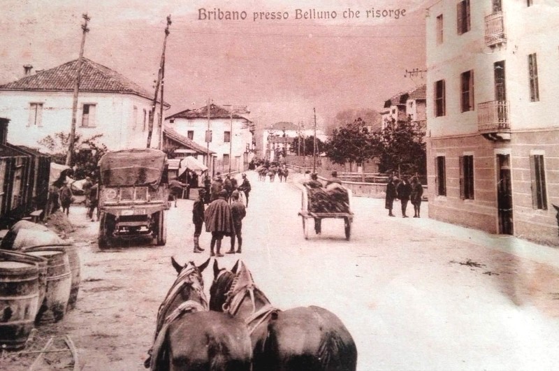 3) Bribano presso Belluno che risorge, a dx l'albergo Buzzatti e sulla sx il pastificio...jpg