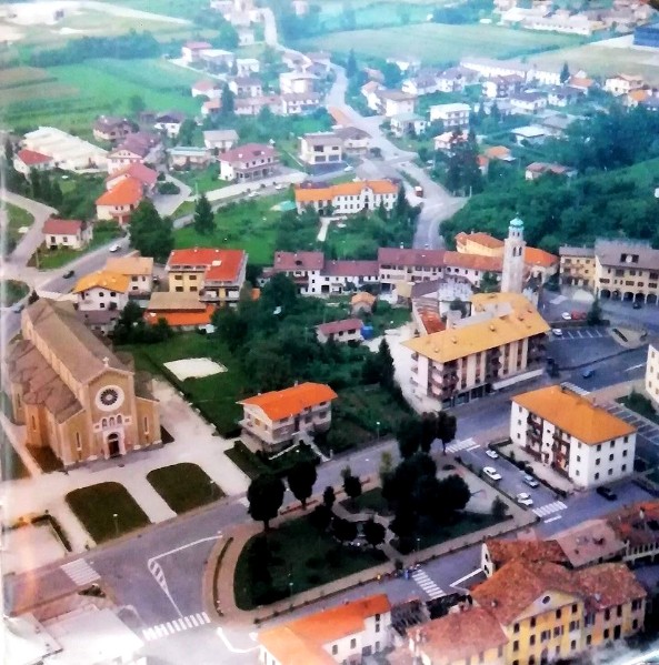 29) Un bel panorama del centro di Sedico a fine anni 80.jpg