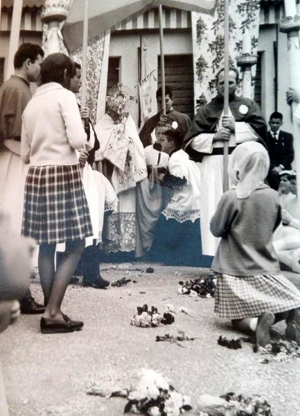 33) Siamo a Bribano in Piazza San Gi33) acomo. La processione del Corpus Domini..jpg