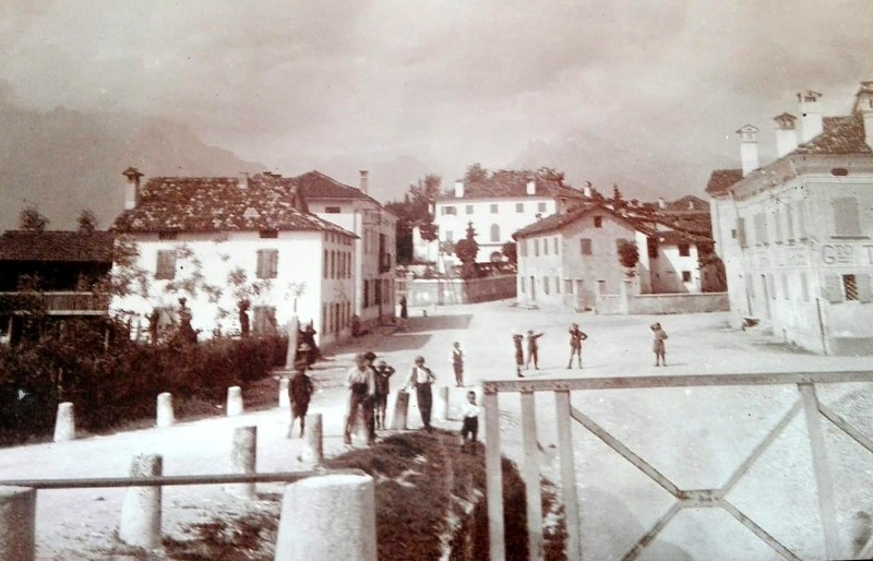 34) Siamo a Bribano, Piazza Cordubiana, la casa sulla destra i liquori Frescura e vicino ( che non si vedono , i giardini pubblici ..jpg