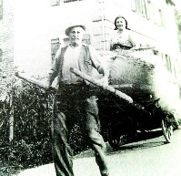 5e) 1956,Vittorio Cervo con la moglie Pierina portano a casa il fieno a Bribano..jpg