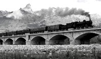 4b) Treno sul ponte del Cordevole nei pressi di Bribanoi, anni '50..jpg