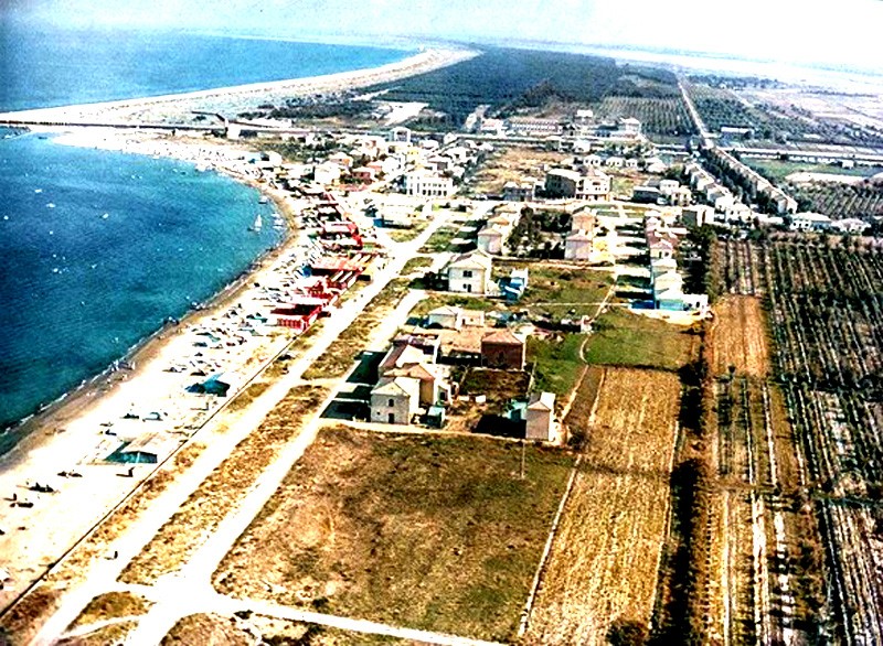 115) PORTO GARIBALDI primi anni'50 il Lido degli Estensi non esisteva ancora, era in costruzione l'Istituto ENAOLI. Dicono che dall'altra parte del molo  c'erano delle conchiglie bellissi.jpg