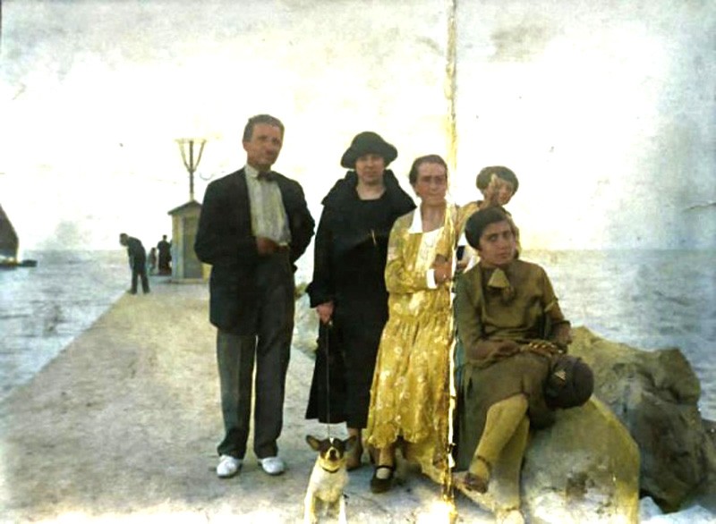 120) Primo decennio del '900. Passeggiata sul molo di Magnavacca - foto ricordo della famiglia Patrignani..jpg