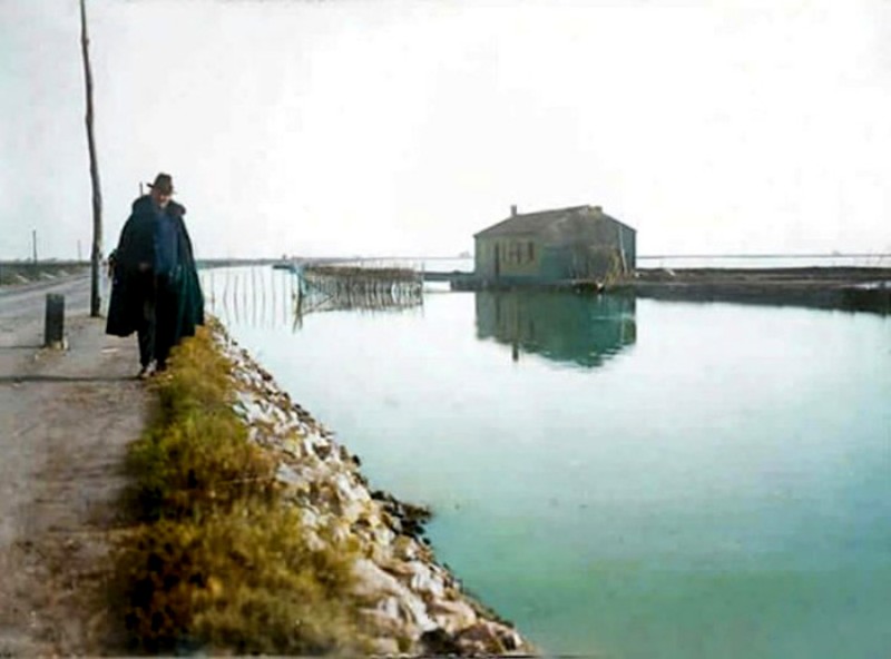 132) Anno 1927 - La strada Comacchio - Magnavacca costeggiava il canale Pallotta. Non c'era ancora la barriera in cemento armato  in direzione Porto Garibaldi), costruita negli anni '70..jpg