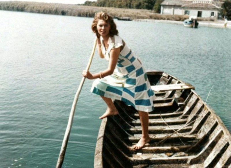 13)  Sofia Loren durante le riprese del film -la donna del fiume- nel 1954, si concede un giro in barca..jpg