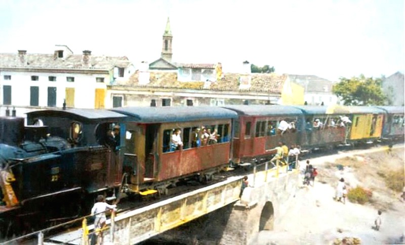 136) -Anni '30 Il treno sul Ponte della ferrovia nei pressi di Trepponti.La ferrovia venne bombardata durante la guerra e poi smantellata..jpg