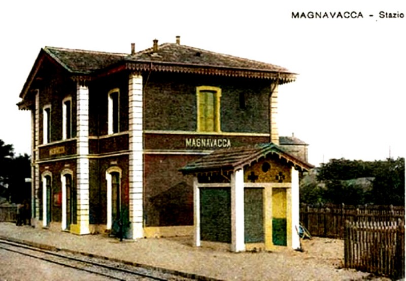 141) Anni '20 - Quando anche Magnavacca aveva la stazione,  la stazione era ubicata dove ora si trova la tabaccheria Marino, il trenino si dirigeva sul portocanale, dove caricava la merce.jpg