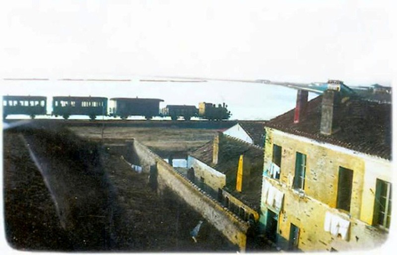 142) Una volta quando a Comacchio il treno passava per San Pietro, facendo ciuff ciuff e i vestiti erano stesi al sole ad asciugare 1933..jpg