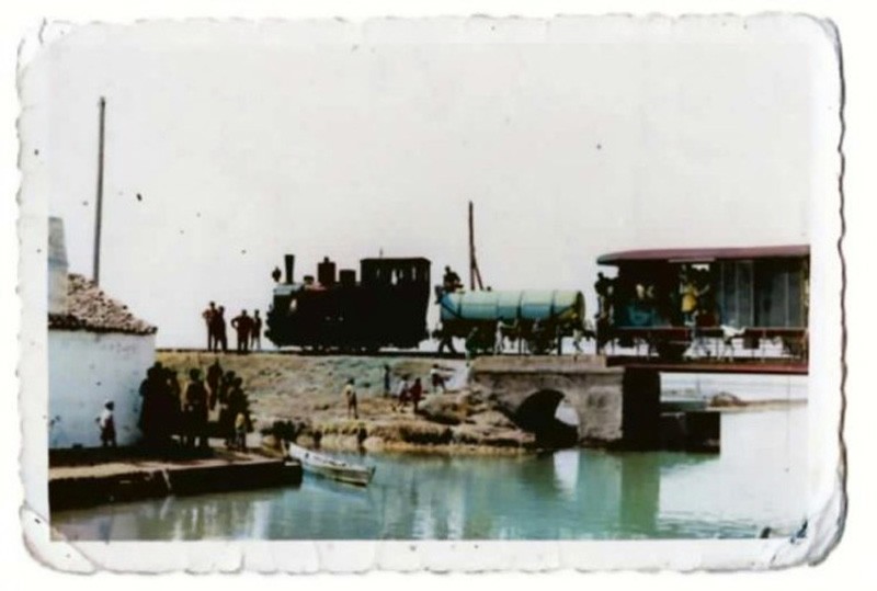 143) Costeggiava le valli di Comacchio, su uno stretto margine a fianco della strada provinciale di cui seguiva il tracciato - il treno sul ponte ferroviario di San Pietro..jpg