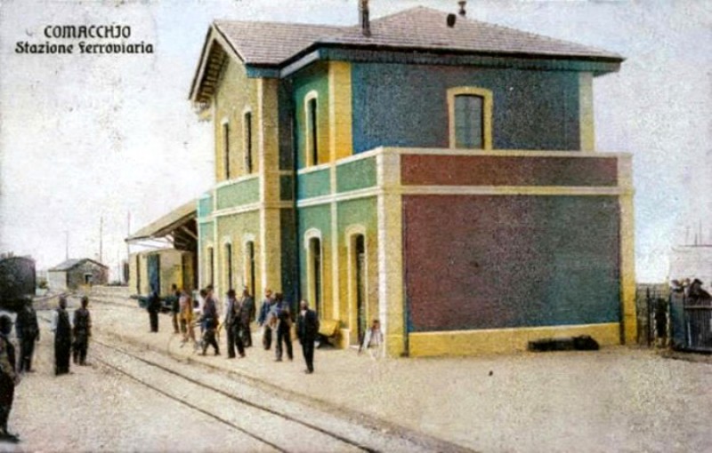 145) La stazione di Comacchio era ,ed è ciò che è rimasto,tra via Marconi e via Marina, La Stazione era all'incirca dove c'è la finanza, con vista sulla valle..jpg