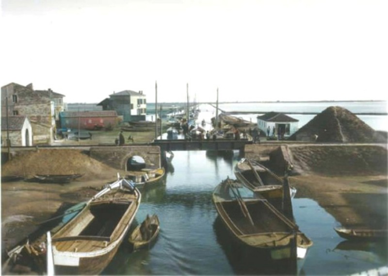 147) Comacchio - Una delle più belle foto degli anni '30 - Il vecchio squero e il canale Pallotta presi dai Trepponti..jpg