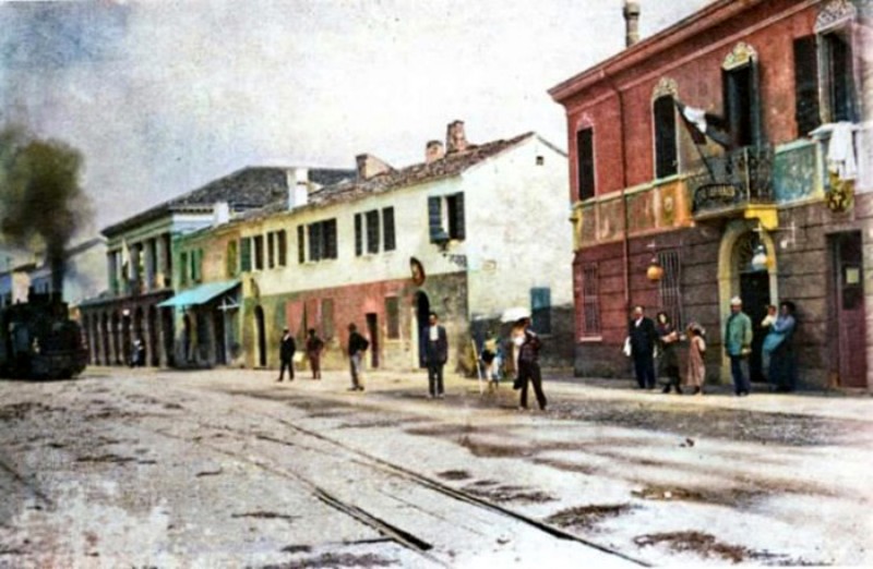 148) MAGNAVACCA PORTO GARIBALDI anni '30-Il treno arrivava sul porto, il primo edificio sulla destra era l'albergo Garibaldi, sito esattamente dove oggi c'è il bar Sampei e la pescheria R.jpg