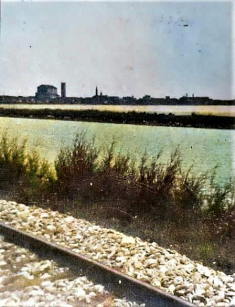 149) Panorama di Comacchio probabilmente visto dall'attuale Via Marina,i binari passavano da li,a dx dovrebbe essere Valle Isola però quell'argine risulta strano..jpg