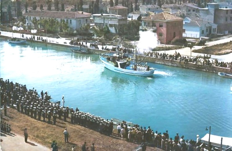 151) Porto Garibaldi - Portocanale Visto Dal Lido Estensi (1959) - peschereccio Maria Grazia Zaccagnini nel giorno della sua inaugurazione.jpg