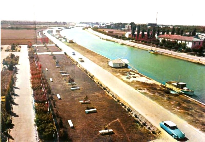 152) Lido degli Estensi - Porto canale nel 1957, si vede bene il bunker piazzato in modo che il cannone potesse sparare verso la Romea.jpg