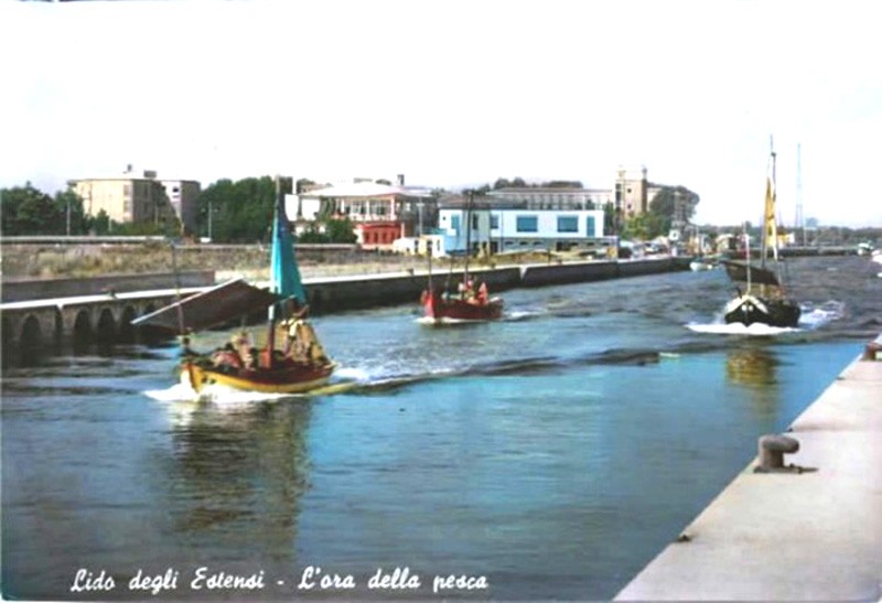 154) Lido degli Estensi - L'ora della pesca anno 1963..jpg