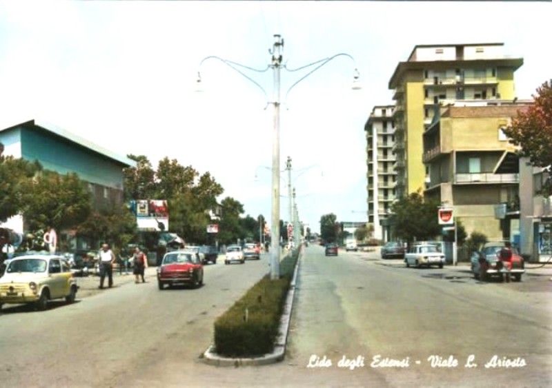 157) Viale Ludovico Ariosto di Lido degli Estensi negli anni 50!Si nota sulla destra un distributore di benzina e dei bellissimi lampioni stradali posizionati al centro per l'illuminazion.jpg