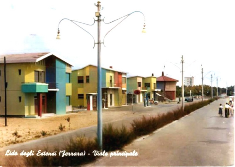 161)  Lido degli Estensi - Viale Ludovico Ariosto anni '50. Dove in foto si vede il distributore; ora da 35 anni (dal Febbraio del 1986) c'è l'Agenzia Alba..jpg