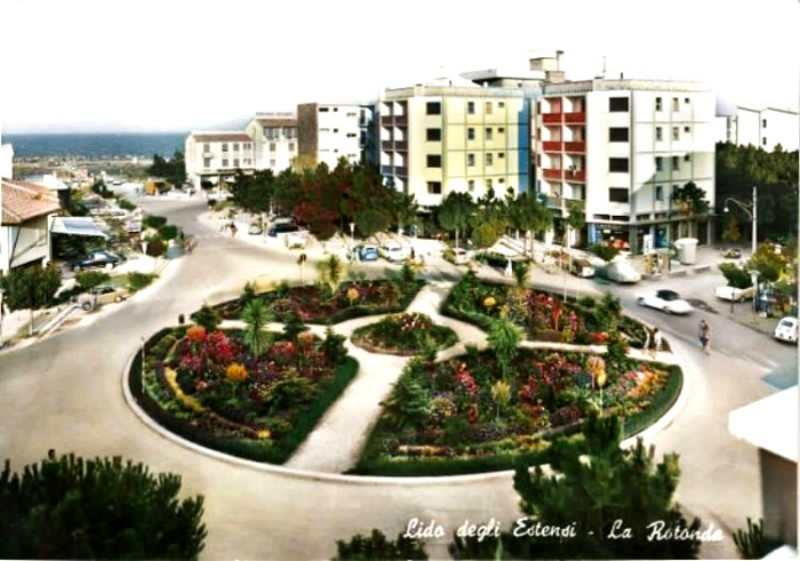 165) Lido degli Estensi - La rotonda anni '60..jpg