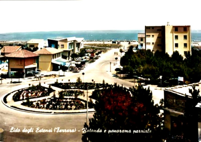 166) Anni '60 Lido degli Estensi-Rotonda dove c'è il Ristorante  -il Ragno-, e sullo sfondo a destra la Pensione Estense, ancora a due piani!.jpg