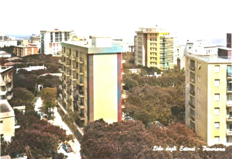 174) Lido degli Estensi -  Lido degli Estensi con il Viale dei Lecci (con l'Hotel Plaza sullo sfondo, anni '60..jpg