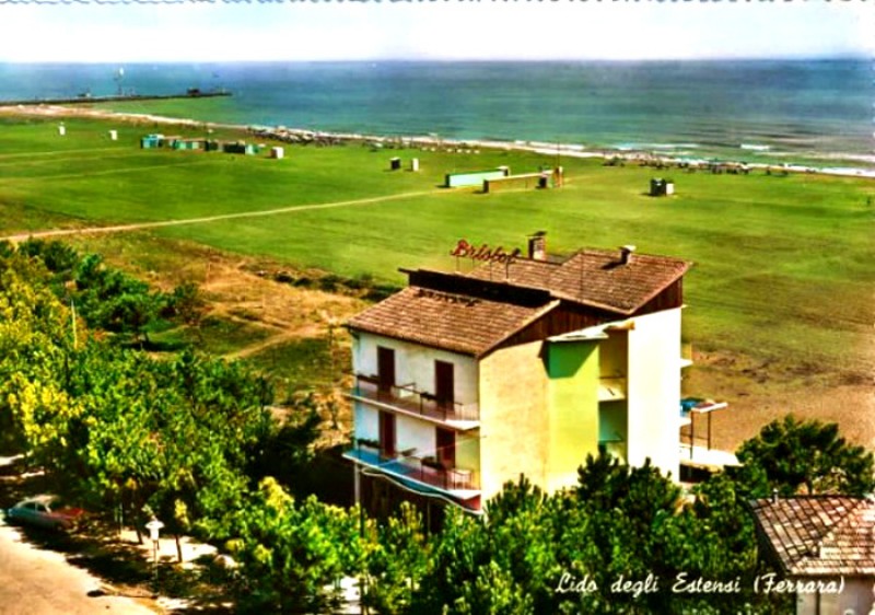 188) Lido degli Estensi - 1959 Lido degli Estensi (FE) In primo piano l'Hotel Bristol e sullo sfondo la spiaggia non proprio affollata.jpg