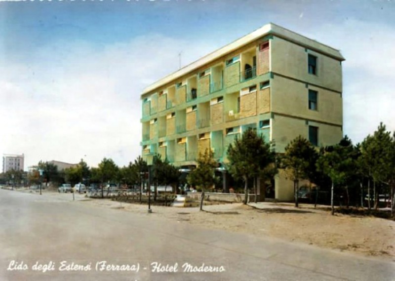 189) Lido degli Estensi - Hotel Moderno anni '60.jpg