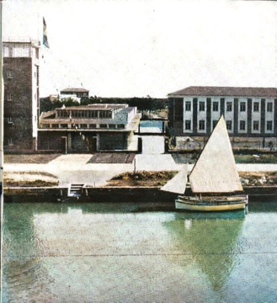 202) Istituto marinaro Porto Garibaldi con le barche a vella degli allievi marinai, anni '60..jpg