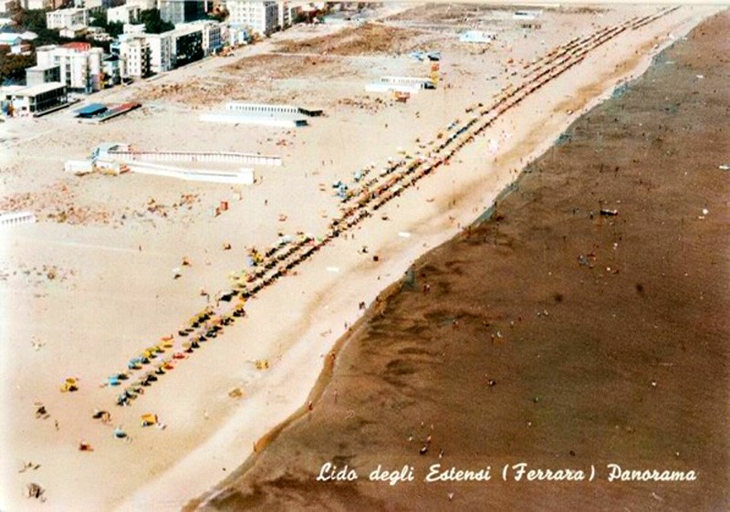 20) Lido degli Estesni - Panorama con la spiaggia..jpg