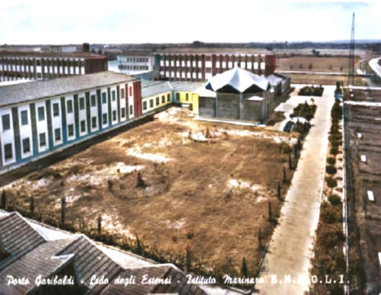 204) -Istituto marinaro Lido degli Estensi anno 1955, nel cortile era installata un'alta antenna x trasmissioni radio..jpg