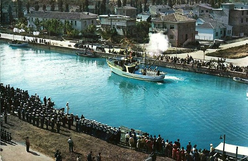 20) Porto Garibaldi - Portocanale Visto Dal Lido Estensi (1959) - peschereccio Maria Grazia Zaccagnini nel giorno della sua inaugurazione.jpg