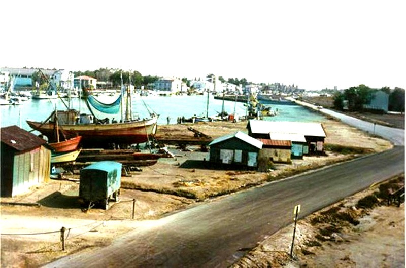 214)  Anni '50 - lo squero (al squer)  di Porto Garibaldi sulla banchina sud del porto canale..jpg