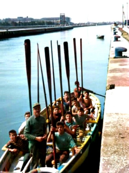 217) Alza remi sul porto canale Estensi-Garibaldi,prof Chianura e allievi.jpg