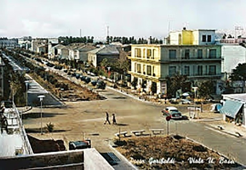 21) Fine anni '50 - Porto Garibaldi - Viale Ugo Bassi! Nell'angolo in basso c'era l'edicola di Merico Vitali (tenda a strisce), il Bar Sport e il terrazzo del Piccolo Bar..jpg