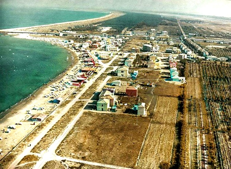 24) PORTO GARIBALDI primi anni'50 il Lido degli Estensi non esisteva ancora, era in costruzione l'Istituto ENAOLI. Dicono che dall'altra parte del molo  c'erano delle conchiglie bellissim.jpg