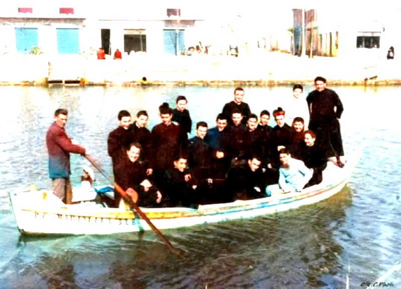 280) Visita all'Enaoli, 5 marzo 1957 - sullo sfondo il molo di Porto Garibaldi. Seminario vescovile di Comacchio, presso Lido degli Estensi..jpg