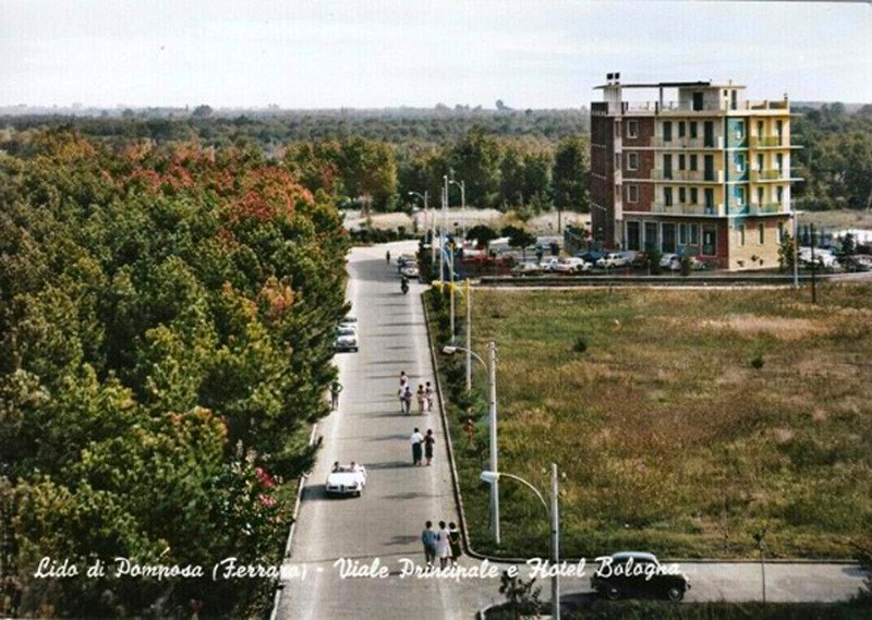 27) Lido di Pomposa - Viale principale e hotel Bologna..jpg