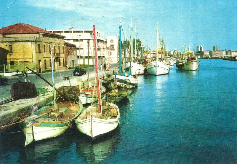 312- Porto Garibaldi anni '60 - L'edificio giallo è Villa Bonnet-Pinza con annesso il rudere del magazzino del sale, demolito a fine anni '70..jpg