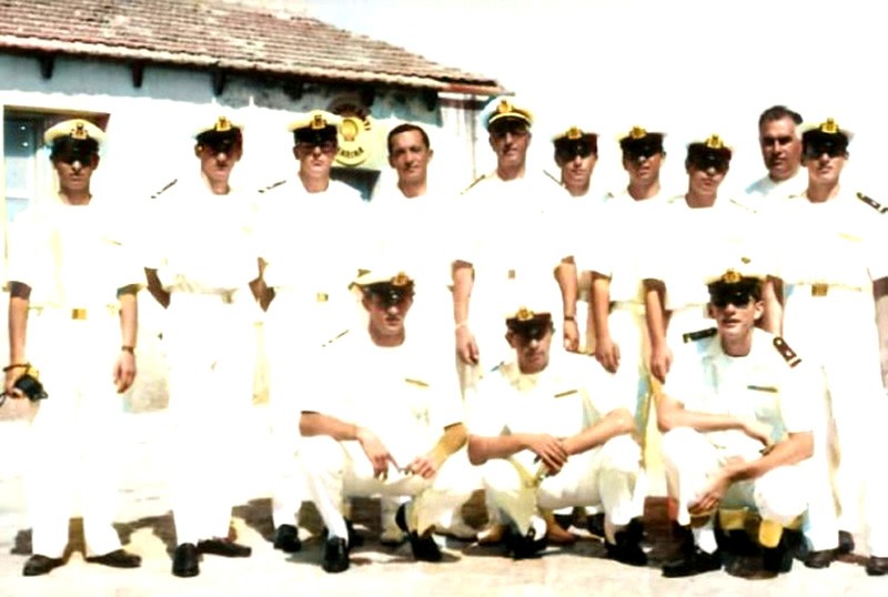 316)  Crociera di fine scuola MV Giorgio Cini Milazzo Luglio 1966. Il prof. Angelo Chianura al centro, il sottoscritto 1° in alto a destra..jpg