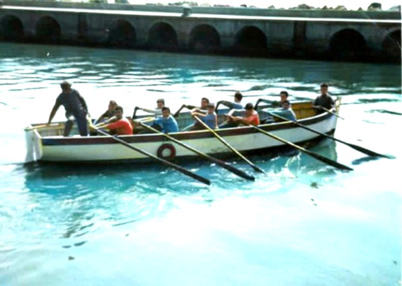 317) Il prof. Angelo Chianura con i suoi allievi sul Porto canale Estensi-Garibaldi.jpg