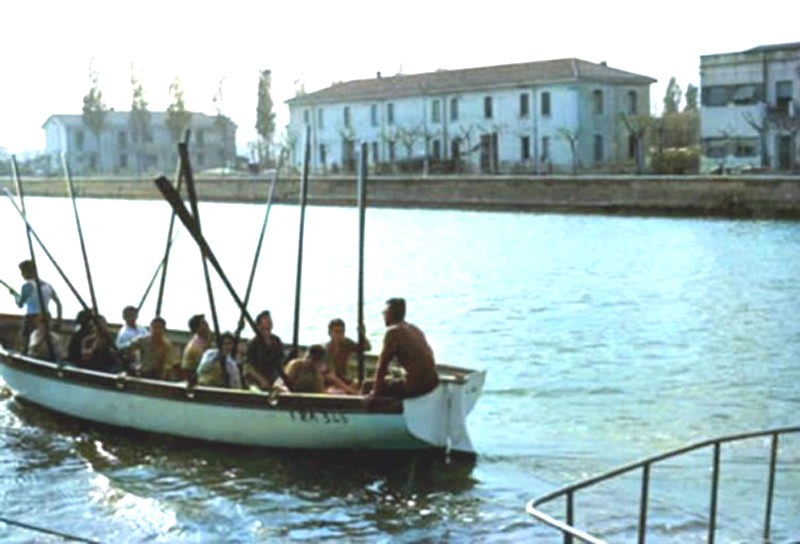 318) Porto canale Estensi-Garibaldi, al timone il prof. Angelo Chianura.jpg